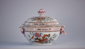 Casali e Callegari (Pesaro, 1788), Zuppiera alle peonie in maiolica policroma, firmato e datato